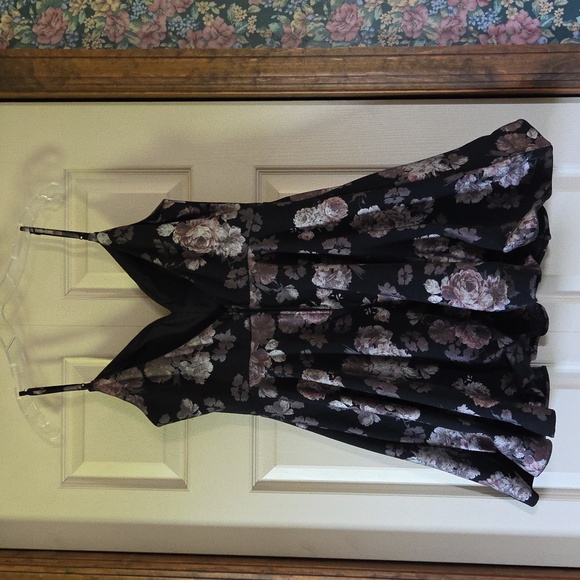 Black  (Junior's) Dress - Picture 3 of 7